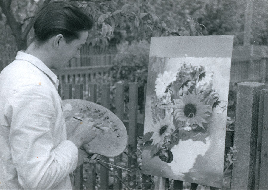 Künstler Werner Rickinger bei der ERstellung eines Spachtelbildes im Jahr 1950